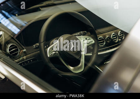 Berlin, 29. August 2018: Blick in das Innere der Wagen auf dem Lenkrad und Armaturenbrett des neuen Mercedes-Benz Maybach. Repräsentative und teuerste deutsche Auto. Stockfoto