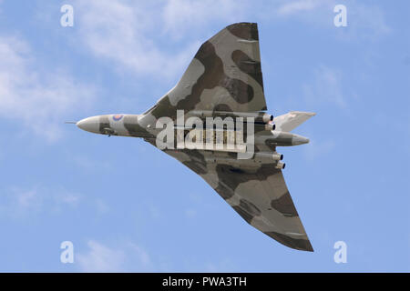 Vulcan bomber Fliegen über der Farnborough Air Show mit Bombe Türen öffnen Stockfoto