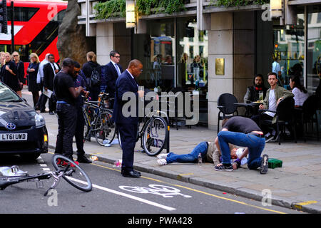 Radfahrer von einem Auto angefahren und verletzt, Chiswell Street, London, Vereinigtes Königreich Stockfoto