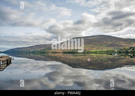 Blick über Loch Earn, Perth und Kinross und Stirling, Schottland auf ein ruhiger Tag mit Reflexionen der Himmel im Wasser Stockfoto