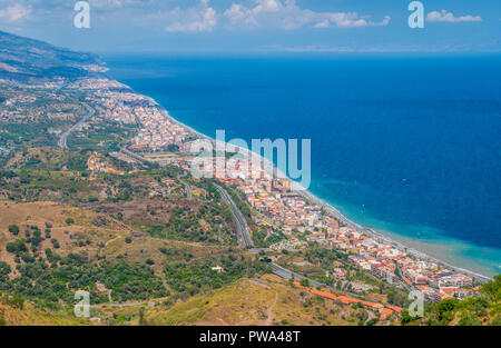 Panoramablick von Forza D'Agrò. Provinz Messina, Sizilien, Süditalien. Stockfoto