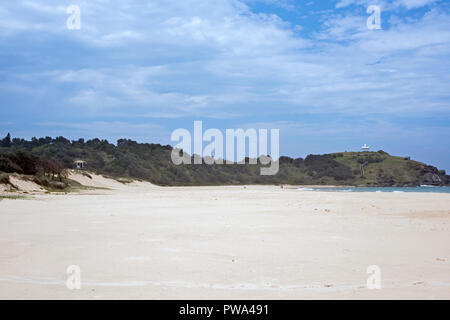 Tackpoint Leuchtturm, Port Macquarie, NSW, Australien im Abstand von einem Sandstrand gesehen Stockfoto