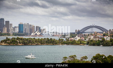 Blick auf die Skyline von Sydney Central Business District, einschließlich Sydney Opera House und die Harbour Bridge aus Taronga Zoo in Sydney, Australien auf Stockfoto