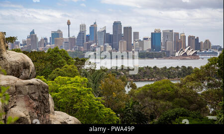 Blick auf die Skyline von Sydney Central Business District von Taronga Zoo in Sydney, Australien, am 19. Dezember 2014 Stockfoto