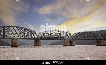 Bahnübergang Eisenbahnbrücke über den Hawkesbury River von Dangar Insel, NSW, Australien am 18. Dezember 2014 Stockfoto