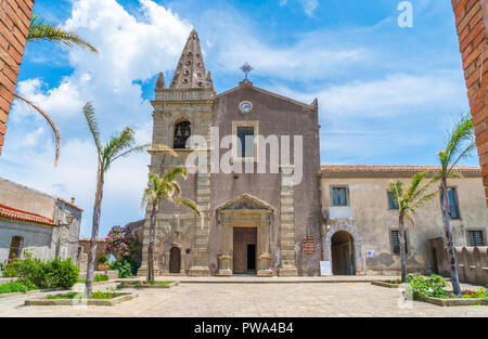 Die Kirche der Heiligen Dreifaltigkeit, Forza D'Agrò, malerische Stadt in der Provinz Messina, Sizilien, Süditalien. Stockfoto