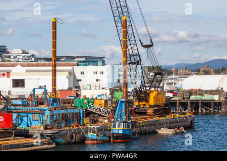 Schwimmkran Lastkahn durch die Johnson Street Bridge in Victoria, British Columbia. Stockfoto