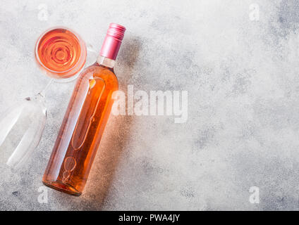 Flasche und Gläser pink rose Wein auf Stein Küchentisch Hintergrund. Ansicht von oben. Stockfoto