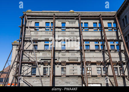 Die äußere Fassade der Custom House in Victoria erhalten beim Aufbau der inneren Struktur Stockfoto