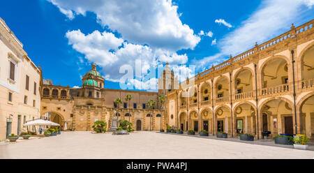 Piazza della Repubblica in Mazara del Vallo, Stadt in der Provinz Trapani, Sizilien, Süditalien. Stockfoto