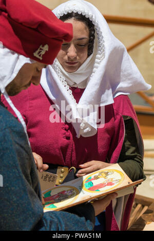 Mittelalterlichen Schreiber schreiben Kalligraphie üben traditionelle Beleuchtung Stockfoto