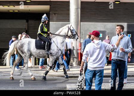 Demokratische Fußball Jungs Allianz DFLA Mitglieder brach Polizeicordon während einer Demonstration und kämpfte mit der Polizei. Berittene Polizei Frau Stockfoto