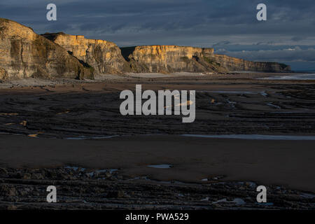 Temple Bay auf das Tal von Glamorgan Heritage Coast, South Wales. Blick nach Süden Osten entlang dem Strand und Klippen von Hexen. Stockfoto