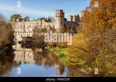 Warwick Castle River Avon Herbst Bäume, Warwick Stockfoto