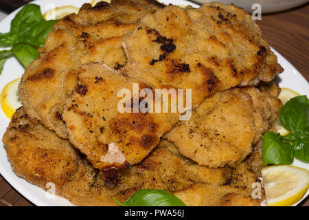 Mehrere ursprüngliche Kalbfleisch Schnitzel auf einer großen Platte Stockfoto