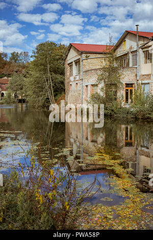 Alte Häuser aus Stein durch den Fluss Stockfoto