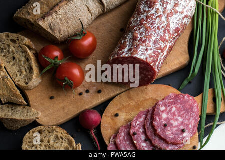 Brot und Wurst mit kleinen Stücken und Kartoffeln Stockfoto