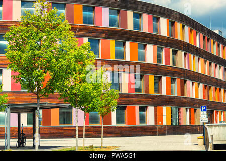 Umwelt und bunte Fassade des Umweltbundesamtes in Dessau Stockfoto