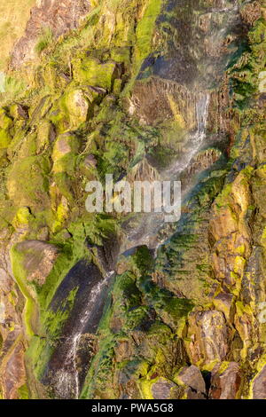 Nahaufnahme der Wasserfall auf tresaith Strand Kaskadierung der Klippe Stockfoto