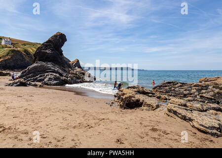 Suchen Vergangenheit careg Bica, die sitzt zwischen LLangrannog und Cilborth, Blick nach Süden entlang der Küste Ceredigion Stockfoto