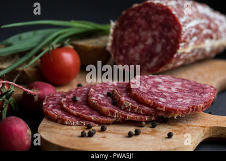 In der Nähe von Wurst Stücke mit Kartoffeln und Pfeffer Bohnen Stockfoto