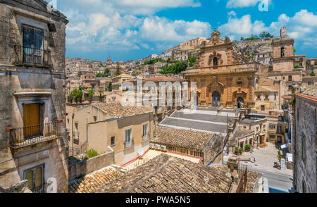 Malerische Anblick in Modica mit der Kathedrale von San Pietro und der Dom von San Giorgio im Hintergrund. Sizilien, Süditalien. Stockfoto