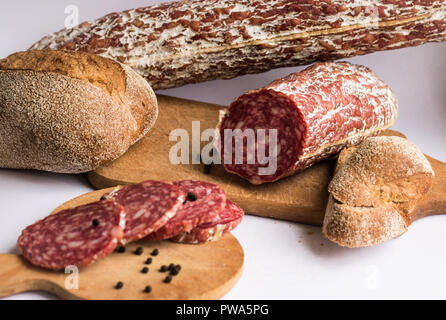 Wurst Stücke mit Pfeffer und Brot Stockfoto