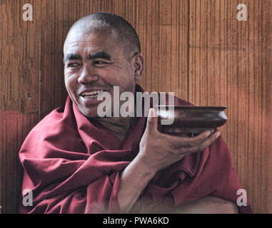 Gelugpa Mönche trinken Butter Kaffee, Diskit Kloster, Nubra Valley, Ladakh, Indien Stockfoto