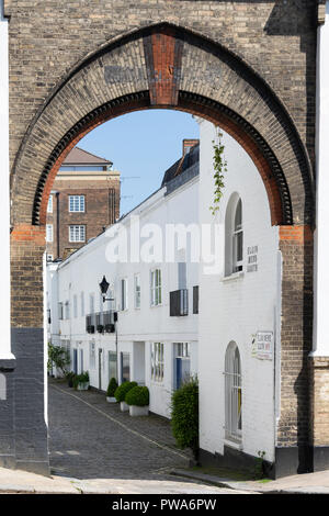 Eingang Elgin Mews South, Maida Vale, Westminster, London, England, Vereinigtes Königreich Stockfoto