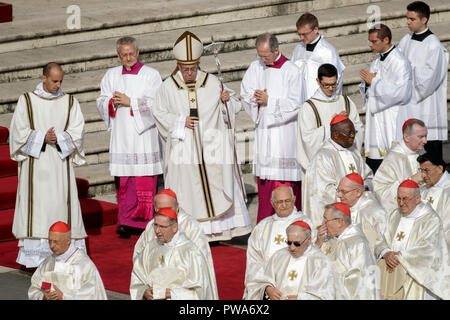 Vatikan, Vatikan. 14 Okt, 2018. Papst Franziskus führt eine Heiligsprechung Zeremonie auf dem Petersplatz im Vatikan, Vatikan am 14. Oktober 2018. Vor Tausenden von Gläubigen, Papst Franziskus spricht zwei der wichtigsten und angefochtenen Zahlen des 20. Jahrhunderts, Katholische Kirche, Papst Paul VI. und die gemarterten Salvadorianische Erzbischof Oscar Romero als Modelle der Heiligkeit für die Gläubigen heute. Credit: Giuseppe Ciccia/Pacific Press/Alamy leben Nachrichten Stockfoto