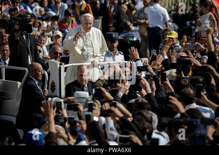 Vatikan, Vatikan. 14 Okt, 2018. Papst Franziskus führt eine Heiligsprechung Zeremonie auf dem Petersplatz im Vatikan, Vatikan am 14. Oktober 2018. Vor Tausenden von Gläubigen, Papst Franziskus spricht zwei der wichtigsten und angefochtenen Zahlen des 20. Jahrhunderts, Katholische Kirche, Papst Paul VI. und die gemarterten Salvadorianische Erzbischof Oscar Romero als Modelle der Heiligkeit für die Gläubigen heute. Credit: Giuseppe Ciccia/Pacific Press/Alamy leben Nachrichten Stockfoto