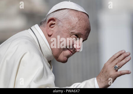 Vatikan, Vatikan. 14 Okt, 2018. Papst Franziskus führt eine Heiligsprechung Zeremonie auf dem Petersplatz im Vatikan, Vatikan am 14. Oktober 2018. Vor Tausenden von Gläubigen, Papst Franziskus spricht zwei der wichtigsten und angefochtenen Zahlen des 20. Jahrhunderts, Katholische Kirche, Papst Paul VI. und die gemarterten Salvadorianische Erzbischof Oscar Romero als Modelle der Heiligkeit für die Gläubigen heute. Credit: Giuseppe Ciccia/Pacific Press/Alamy leben Nachrichten Stockfoto