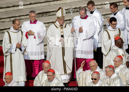 Vatikan, Vatikan. 14 Okt, 2018. Papst Franziskus führt eine Heiligsprechung Zeremonie auf dem Petersplatz im Vatikan, Vatikan am 14. Oktober 2018. Vor Tausenden von Gläubigen, Papst Franziskus spricht zwei der wichtigsten und angefochtenen Zahlen des 20. Jahrhunderts, Katholische Kirche, Papst Paul VI. und die gemarterten Salvadorianische Erzbischof Oscar Romero als Modelle der Heiligkeit für die Gläubigen heute. Credit: Giuseppe Ciccia/Pacific Press/Alamy leben Nachrichten Stockfoto