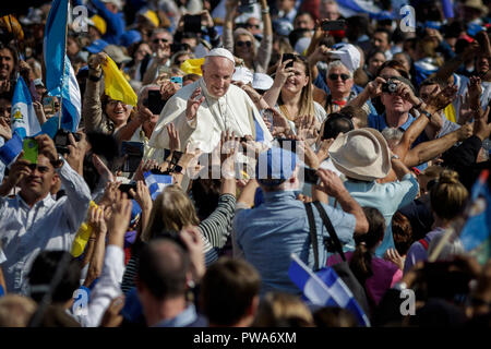 Vatikan, Vatikan. 14 Okt, 2018. Papst Franziskus führt eine Heiligsprechung Zeremonie auf dem Petersplatz im Vatikan, Vatikan am 14. Oktober 2018. Vor Tausenden von Gläubigen, Papst Franziskus spricht zwei der wichtigsten und angefochtenen Zahlen des 20. Jahrhunderts, Katholische Kirche, Papst Paul VI. und die gemarterten Salvadorianische Erzbischof Oscar Romero als Modelle der Heiligkeit für die Gläubigen heute. Credit: Giuseppe Ciccia/Pacific Press/Alamy leben Nachrichten Stockfoto