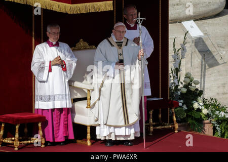 Vatikan, Vatikan. 14 Okt, 2018. Papst Franziskus führt eine Heiligsprechung Zeremonie auf dem Petersplatz im Vatikan, Vatikan am 14. Oktober 2018. Vor Tausenden von Gläubigen, Papst Franziskus spricht zwei der wichtigsten und angefochtenen Zahlen des 20. Jahrhunderts, Katholische Kirche, Papst Paul VI. und die gemarterten Salvadorianische Erzbischof Oscar Romero als Modelle der Heiligkeit für die Gläubigen heute. Credit: Giuseppe Ciccia/Pacific Press/Alamy leben Nachrichten Stockfoto