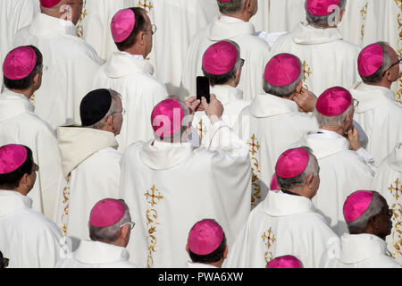 Vatikan, Vatikan. 14 Okt, 2018. Papst Franziskus führt eine Heiligsprechung Zeremonie auf dem Petersplatz im Vatikan, Vatikan am 14. Oktober 2018. Vor Tausenden von Gläubigen, Papst Franziskus spricht zwei der wichtigsten und angefochtenen Zahlen des 20. Jahrhunderts, Katholische Kirche, Papst Paul VI. und die gemarterten Salvadorianische Erzbischof Oscar Romero als Modelle der Heiligkeit für die Gläubigen heute. Credit: Giuseppe Ciccia/Pacific Press/Alamy leben Nachrichten Stockfoto