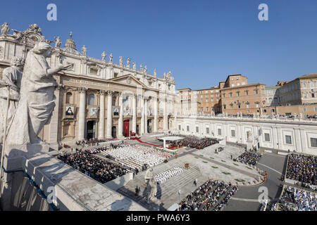 Vatikan, Vatikan. 14 Okt, 2018. Papst Franziskus führt eine Heiligsprechung Zeremonie auf dem Petersplatz im Vatikan, Vatikan am 14. Oktober 2018. Vor Tausenden von Gläubigen, Papst Franziskus spricht zwei der wichtigsten und angefochtenen Zahlen des 20. Jahrhunderts, Katholische Kirche, Papst Paul VI. und die gemarterten Salvadorianische Erzbischof Oscar Romero als Modelle der Heiligkeit für die Gläubigen heute. Credit: Giuseppe Ciccia/Pacific Press/Alamy leben Nachrichten Stockfoto