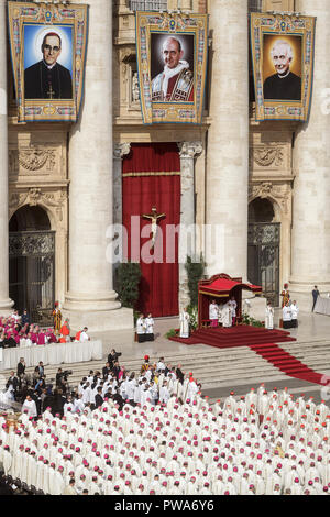 Vatikan, Vatikan. 14 Okt, 2018. Papst Franziskus führt eine Heiligsprechung Zeremonie auf dem Petersplatz im Vatikan, Vatikan am 14. Oktober 2018. Vor Tausenden von Gläubigen, Papst Franziskus spricht zwei der wichtigsten und angefochtenen Zahlen des 20. Jahrhunderts, Katholische Kirche, Papst Paul VI. und die gemarterten Salvadorianische Erzbischof Oscar Romero als Modelle der Heiligkeit für die Gläubigen heute. Credit: Giuseppe Ciccia/Pacific Press/Alamy leben Nachrichten Stockfoto