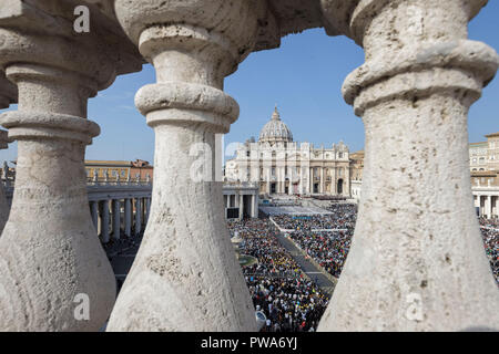 Vatikan, Vatikan. 14 Okt, 2018. Papst Franziskus führt eine Heiligsprechung Zeremonie auf dem Petersplatz im Vatikan, Vatikan am 14. Oktober 2018. Vor Tausenden von Gläubigen, Papst Franziskus spricht zwei der wichtigsten und angefochtenen Zahlen des 20. Jahrhunderts, Katholische Kirche, Papst Paul VI. und die gemarterten Salvadorianische Erzbischof Oscar Romero als Modelle der Heiligkeit für die Gläubigen heute. Credit: Giuseppe Ciccia/Pacific Press/Alamy leben Nachrichten Stockfoto