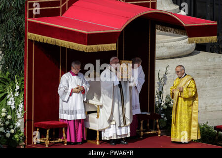 Vatikan, Vatikan. 14 Okt, 2018. Papst Franziskus führt eine Heiligsprechung Zeremonie auf dem Petersplatz im Vatikan, Vatikan am 14. Oktober 2018. Vor Tausenden von Gläubigen, Papst Franziskus spricht zwei der wichtigsten und angefochtenen Zahlen des 20. Jahrhunderts, Katholische Kirche, Papst Paul VI. und die gemarterten Salvadorianische Erzbischof Oscar Romero als Modelle der Heiligkeit für die Gläubigen heute. Credit: Giuseppe Ciccia/Pacific Press/Alamy leben Nachrichten Stockfoto