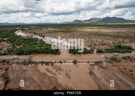 Straßen mit Schlamm Überschwemmung verursacht durch schwere Regen vom tropischen Sturm Rosa in der Tohono O'odham Indianerreservat Oktober 3, 2018 in Ali Chuk, Arizona abgedeckt. Stockfoto