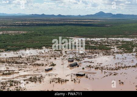 Straßen mit Schlamm Überschwemmung verursacht durch schwere Regen vom tropischen Sturm Rosa in der Tohono O'odham Indianerreservat Oktober 3, 2018 in Ali Chuk, Arizona abgedeckt. Stockfoto