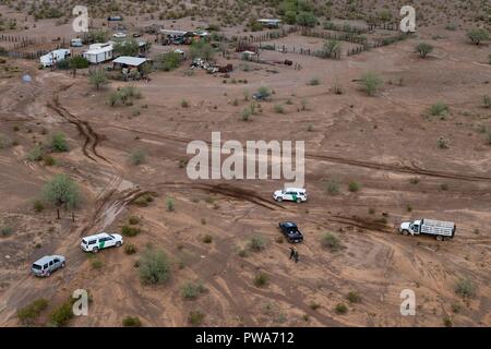 Straßen mit Schlamm Überschwemmung verursacht durch schwere Regen vom tropischen Sturm Rosa in der Tohono O'odham Indianerreservat Oktober 3, 2018 in Ali Chuk, Arizona abgedeckt. Stockfoto