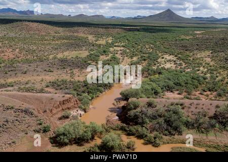 Straßen mit Schlamm Überschwemmung verursacht durch schwere Regen vom tropischen Sturm Rosa in der Tohono O'odham Indianerreservat Oktober 3, 2018 in Ali Chuk, Arizona abgedeckt. Stockfoto