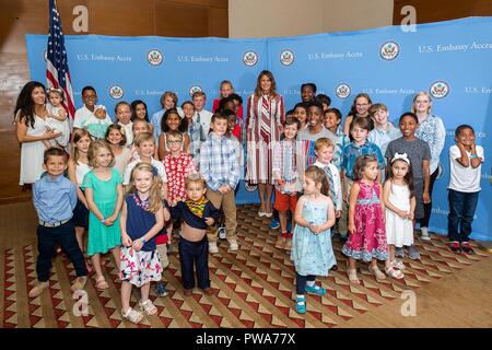 Us-First Lady Melania Trump Posen für Fotos und trifft mit US-Botschaft Ghana Mitarbeiter und deren Familien im Mövenpick Hotel Ambassador Oktober 2, 2018 in Accra, Ghana. Dies ist die erste Solo internationale Reise durch die First Lady. Stockfoto