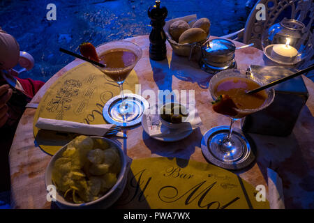 Varenna, Italien - 31. März 2018: Saft und Chips in einem Restaurant serviert. Stockfoto