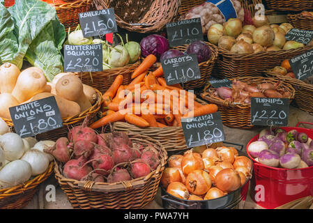 Zwiebeln, Karotten und anderes Gemüse zum Verkauf auf einem Markt in London Stockfoto