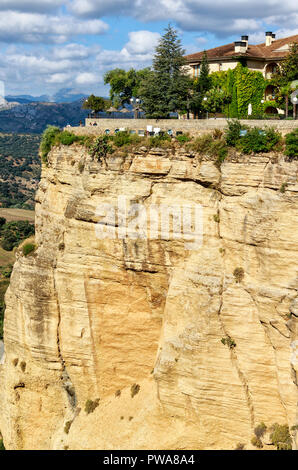 Ronda, in der Nähe von Malaga - Blick auf das historische Dorf am Rande der steil über den Canyon - Andalusien, Spanien Stockfoto