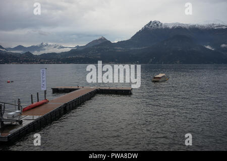 Varenna, Italien - 31. März 2018: Mit dem Wassertaxi am See in Varenna, Italien Stockfoto