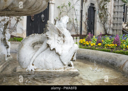 Varenna, Italien - 31. März 2018: Pferd, Skulptur Springbrunnen im Garten der Villa Monastero Stockfoto